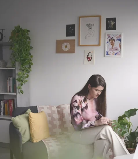 Celeste Orta, psicóloga, escribiendo en su consulta tranquila de Mairena del Aljarafe donde trata la ansiedad